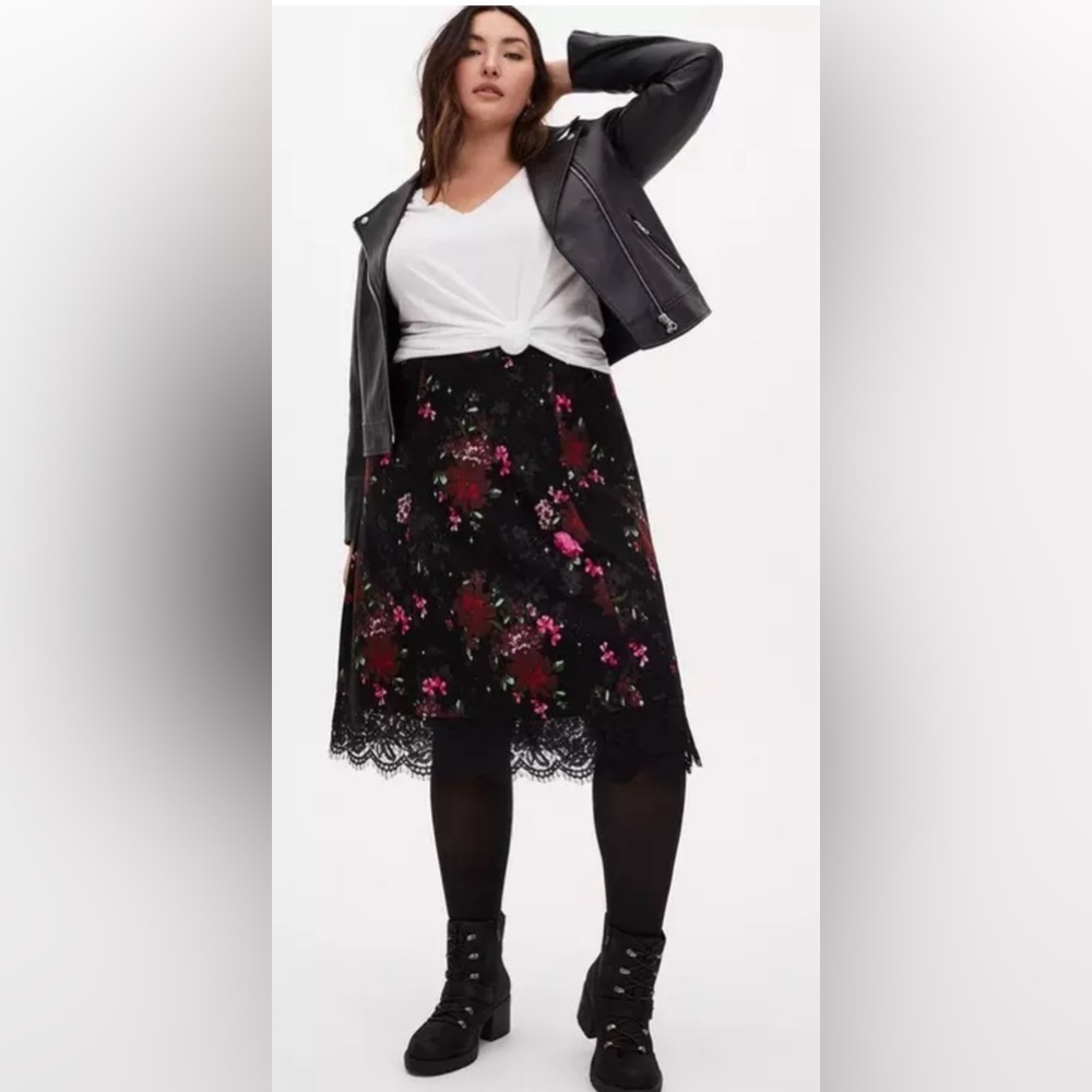 Torrid Black Floral Prink Skirt in Size 00 (M/L)